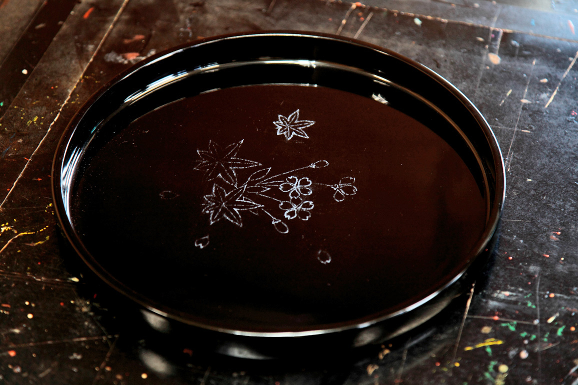 Okime-tori (an outline is transferred onto the lacquerware surface)